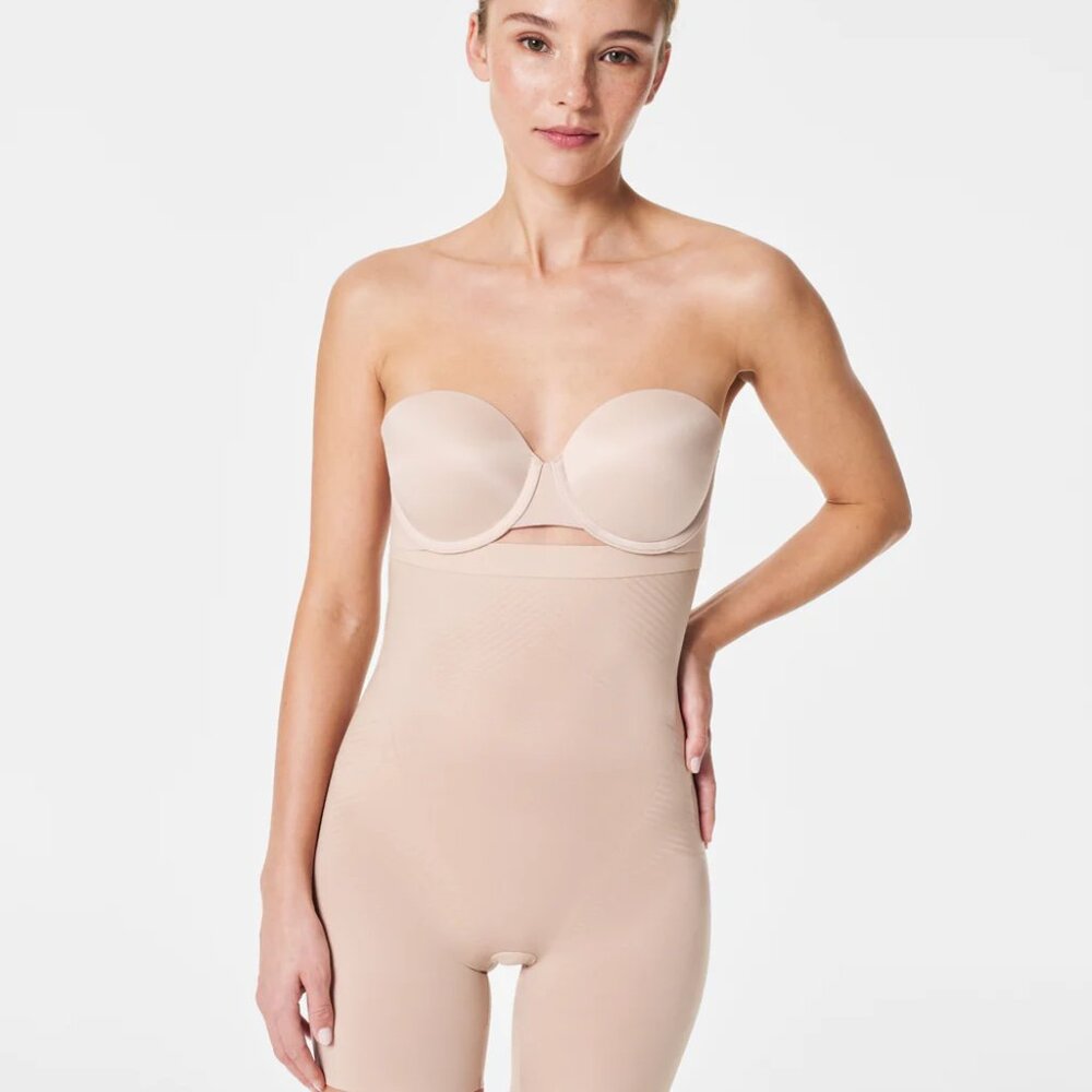 Spanx Invisible Shaping Mid Thigh Shorts, size Medium